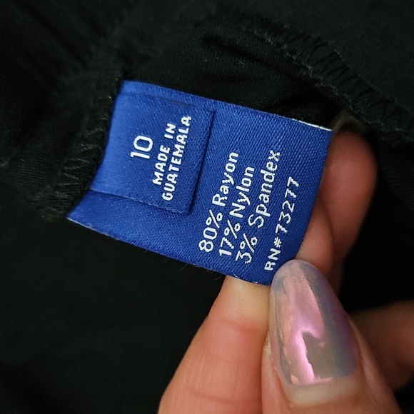 Apt. 9 Black Capris with Structured Fabric and Tailored Fit - Picture 4 of 4